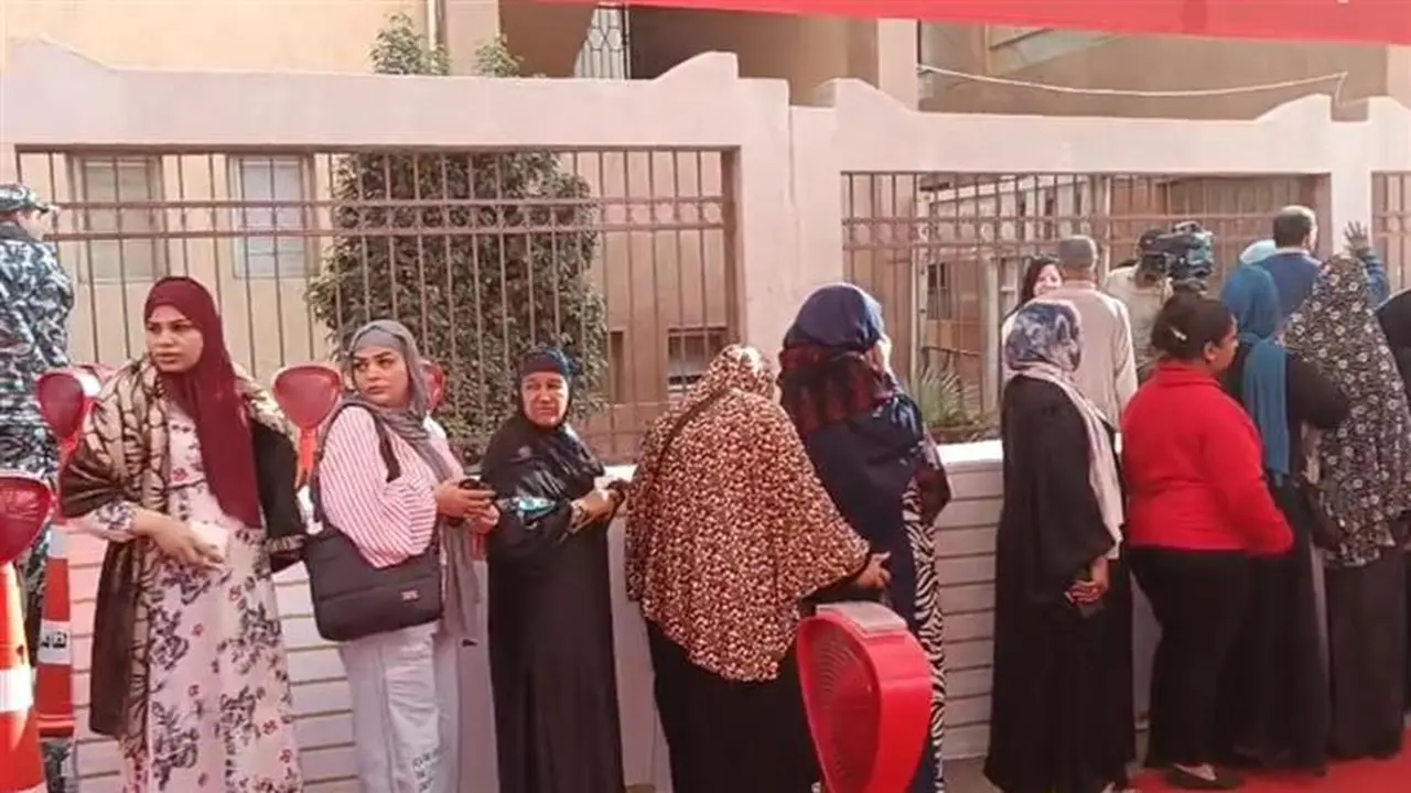 إقبال ملحوظ للناخبين وسيدات المقطم على المشاركة في انتخابات مجلس النواب 2025 بلجنة مدرسة تحيا مصر